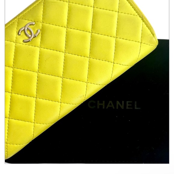 Chanel Pre-loved Diamond-Quilted Wallet in yellow lambskin leather - Picture 1 of 13